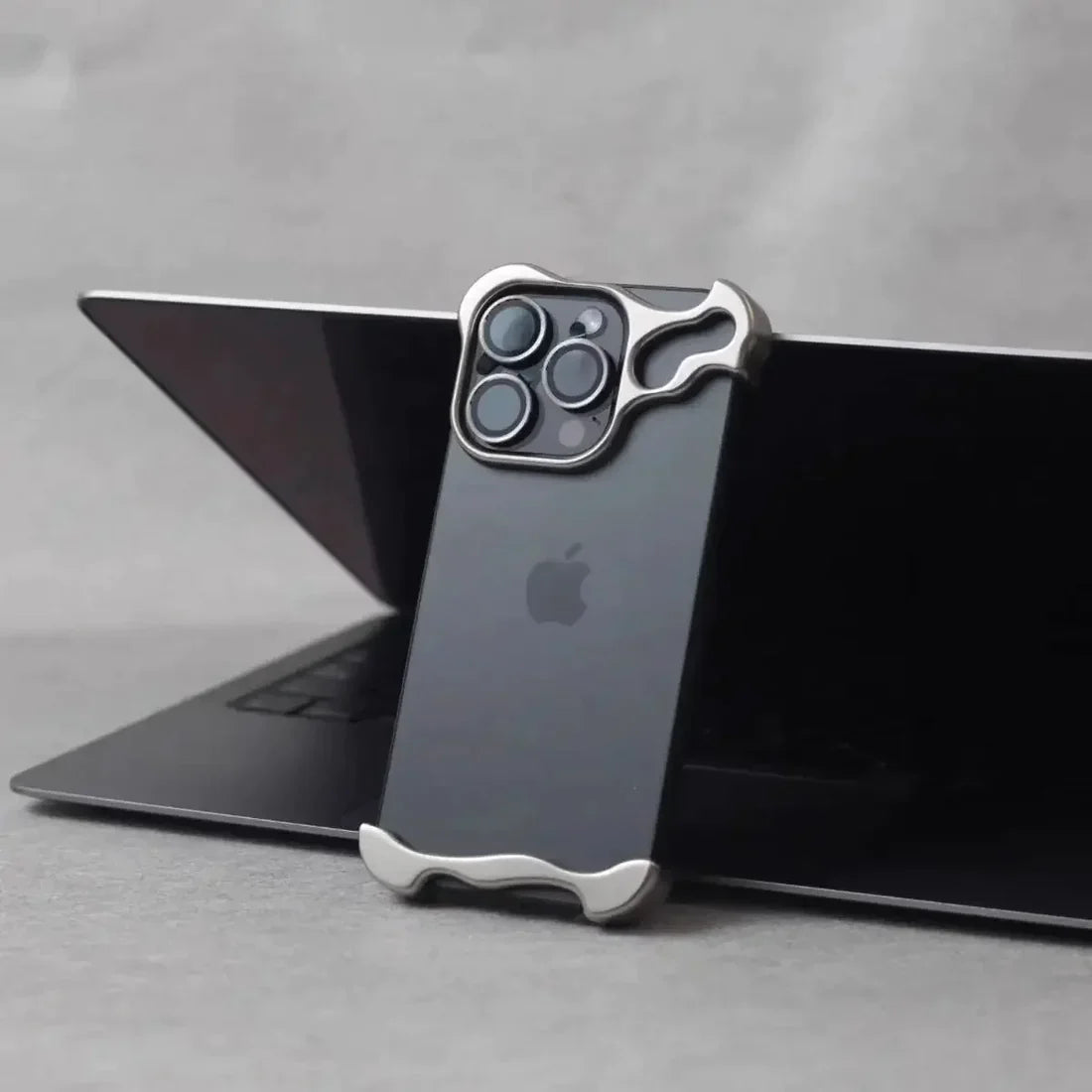 Alien Invasion Titanium Cover is suitable for Apple 13 14 15 series